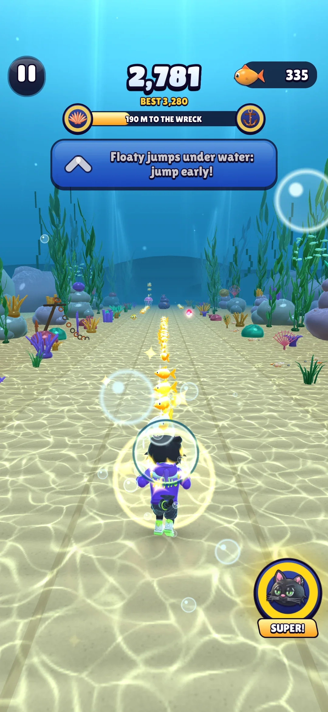 Jinx corriendo por el fondo arenoso del mar con una pecera de casco, algas y coral a los lados y la luz ondulando sobre la arena