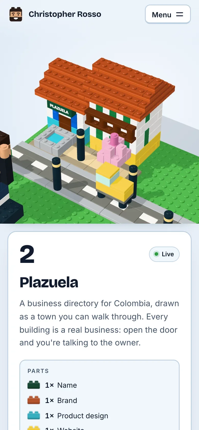 El paso 2 de la página de inicio en un celular: el pueblo de piezas arriba y la tarjeta del paso abajo